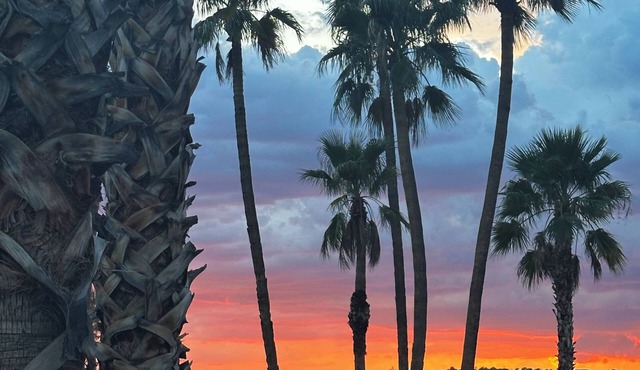 See the sunrise and sunset in this 2-bedroom condo near beautiful mountains