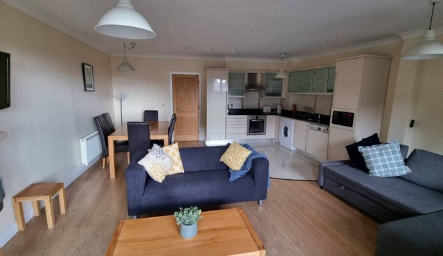 Spacious 2 Bed Apartment w/balcony