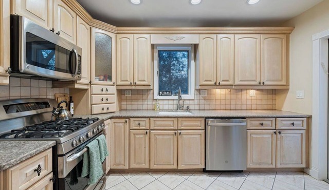 Spacious 4BR home w/WiFi, TV, hot tub, huge dining, fire pit & vast garden