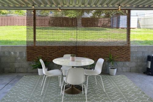 Spacious 4BR Loft - Outdoor Movie Theater
