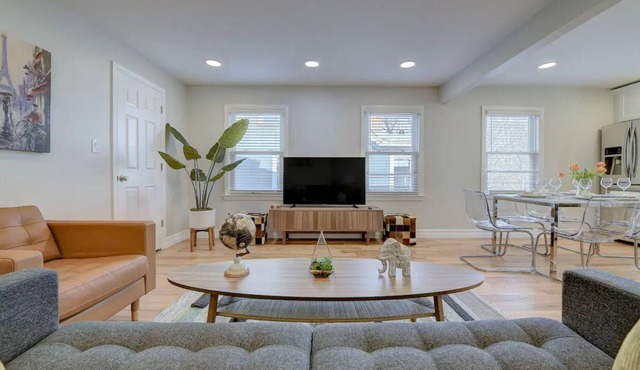 Spacious Downtown 2BR w/Parking