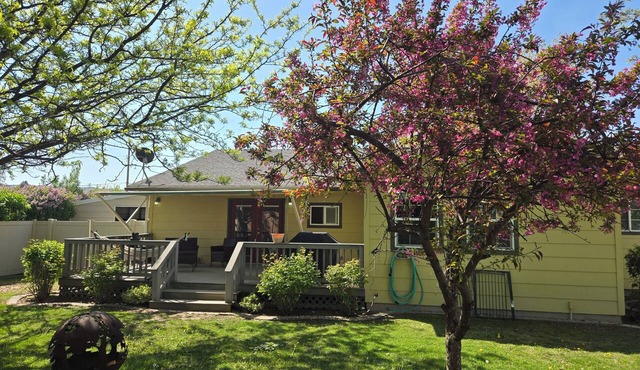 spacious home with huge kitchen in the heart of Emmett kid friendly