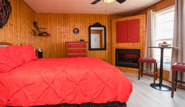 The Mermaid’s Cove is an Inviting Romantic Couple’s Retreat on the Harbour-side