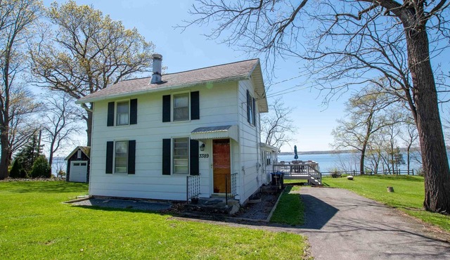 Tranquility Base: "Cayuga Lakehouse 1 Mile from Aurora Inn Wedding Venue"