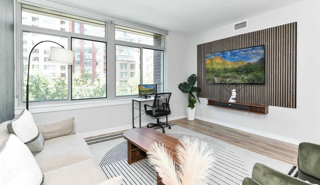 Urban 2BR Getaway with Rooftop Views, Gym & Parking