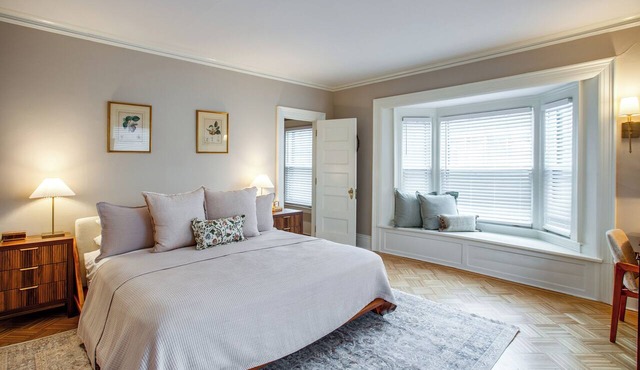 Victorian Elegance: 2 Bedroom w/King Beds off Park Ave