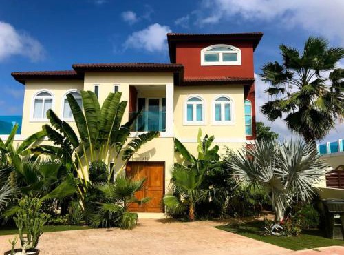 Villa and Pool walk to Palm Beach ideal for GROUPS