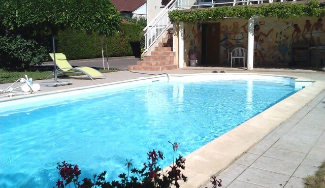 Villa Avec Piscine Proche Dijon in Ouges
