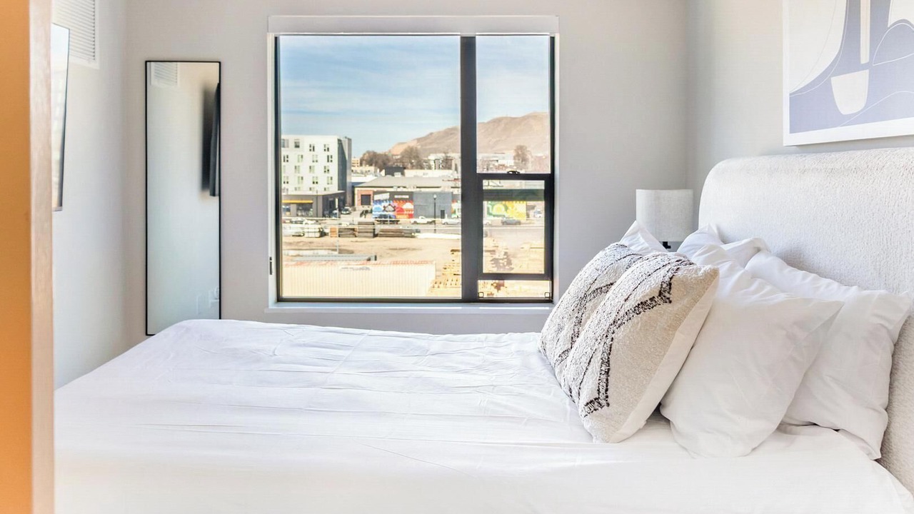 Photo of Bedroom in People's Freeway