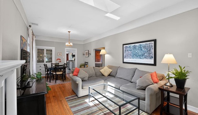 Walkable Pearl St Retreat | Near Shops & Park