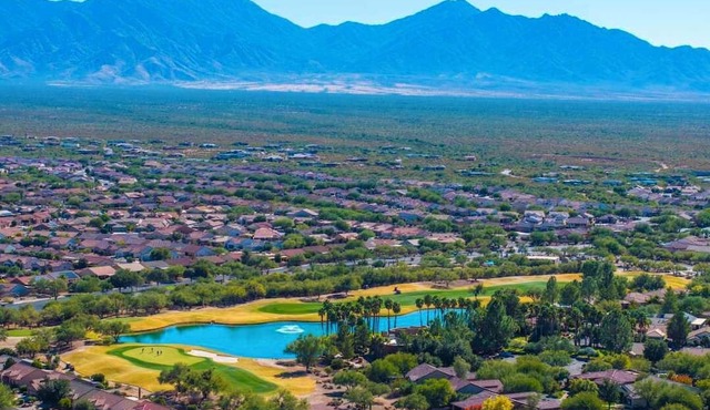 Resort style in renowned golf community